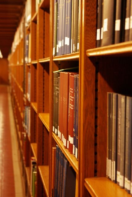図書館の中のどこまでも続く本棚と書籍