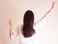 女性が背を向けた状態で頑張るポーズ