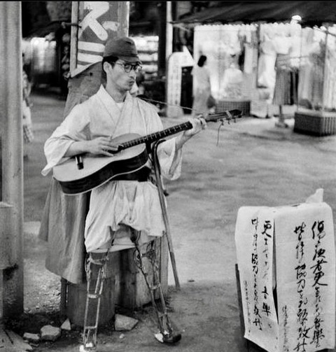 1951年 浅草の路上で義足でギターを弾く日本の退役軍人 海外の反応 こんなミュース 1951年 浅草の路上で義足でギターを弾く日本の退役軍人 海外の反応 こんなミュース