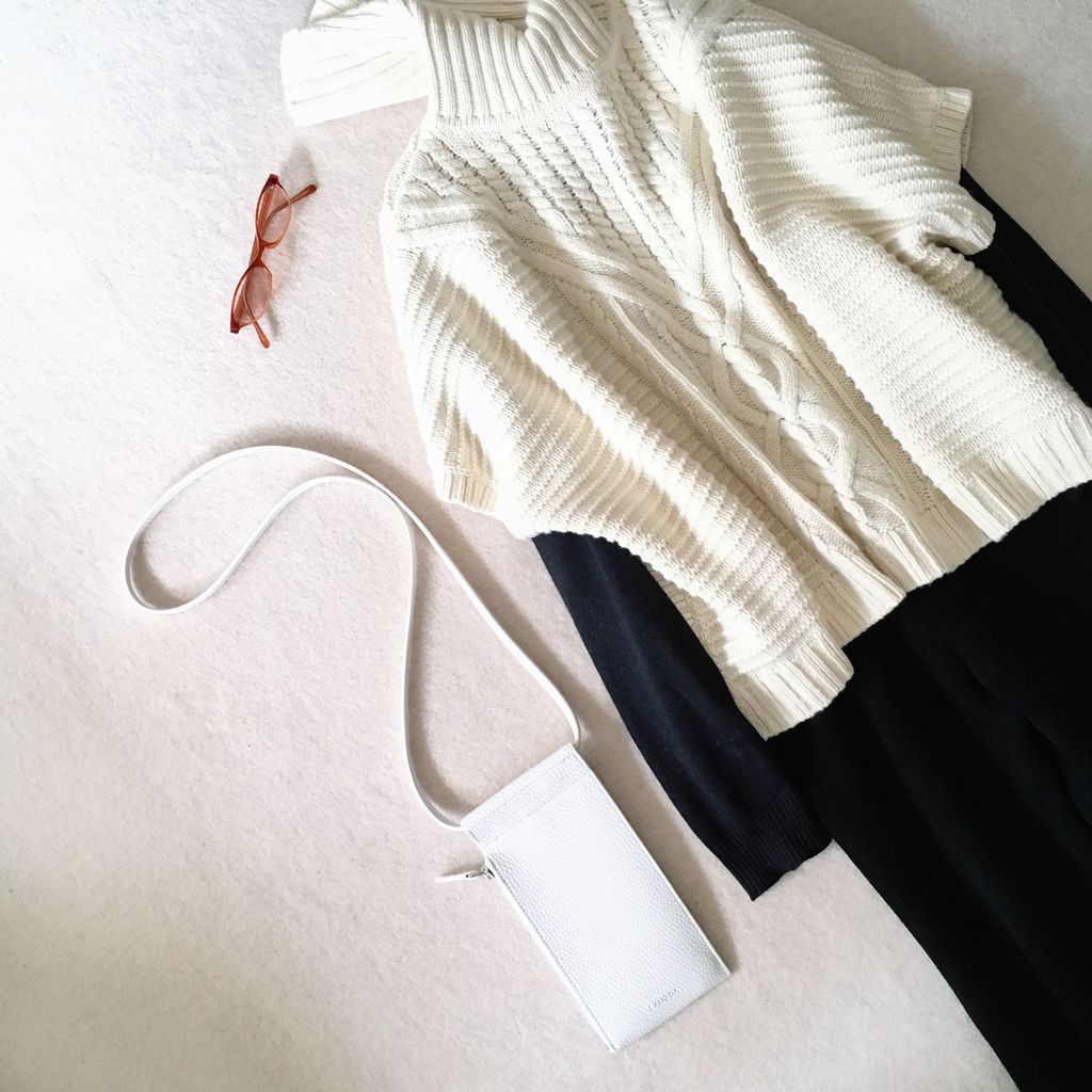 春服までのつなぎの着まわし 白ニットポンチョのモノトーンスタイル スタイリッシュママのシックな日常