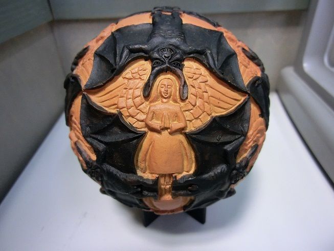 天使と悪魔 球体の置き物 M.C.エッシャー すり減らさ