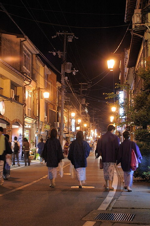 夜の湯の里通り
