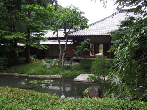 本堂の丸窓を後庭園の側から眺めるとこんな感じになっています