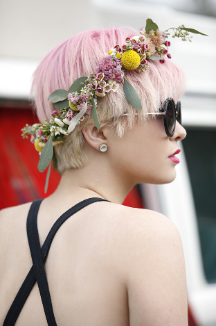 海外セレブのフェスコーデによく登場する 花冠風ヘアアクセサリーで夏フェスに行こう Stylen 毎日が楽しいスタイルの遊び場 海外セレブのフェスコーデによく登場する 花冠風ヘアアクセサリーで夏フェスに行こう Stylen 毎日が楽しいスタイルの遊び場