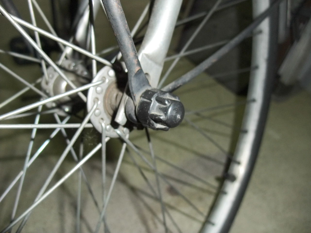 自転車 タイヤ 留め 具