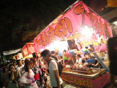 夜店が並び・・・