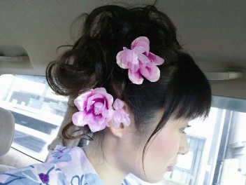 髪に挿したお花