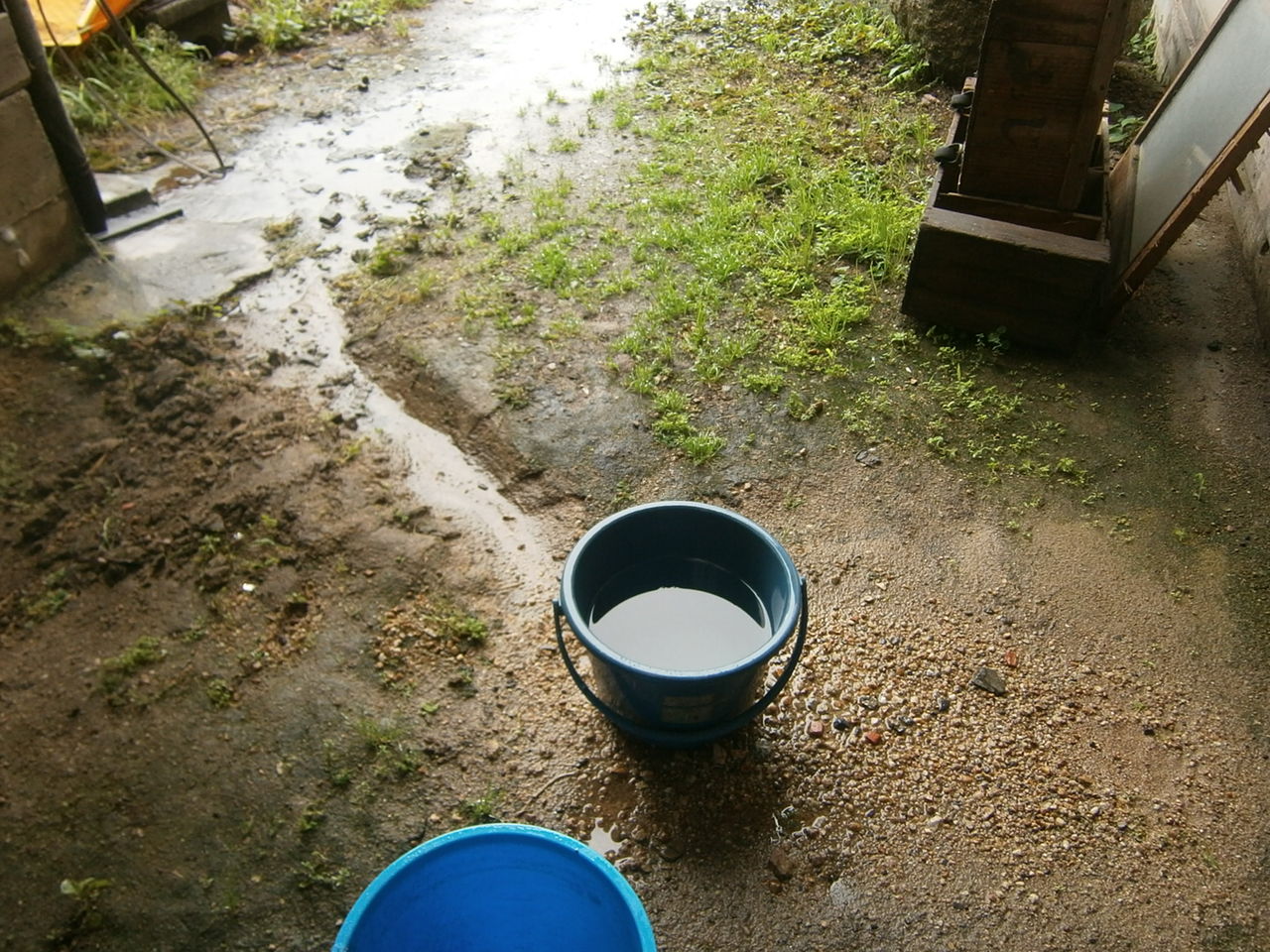 雨どいと水道代 Su Diary 雨どいと水道代 Su Diary