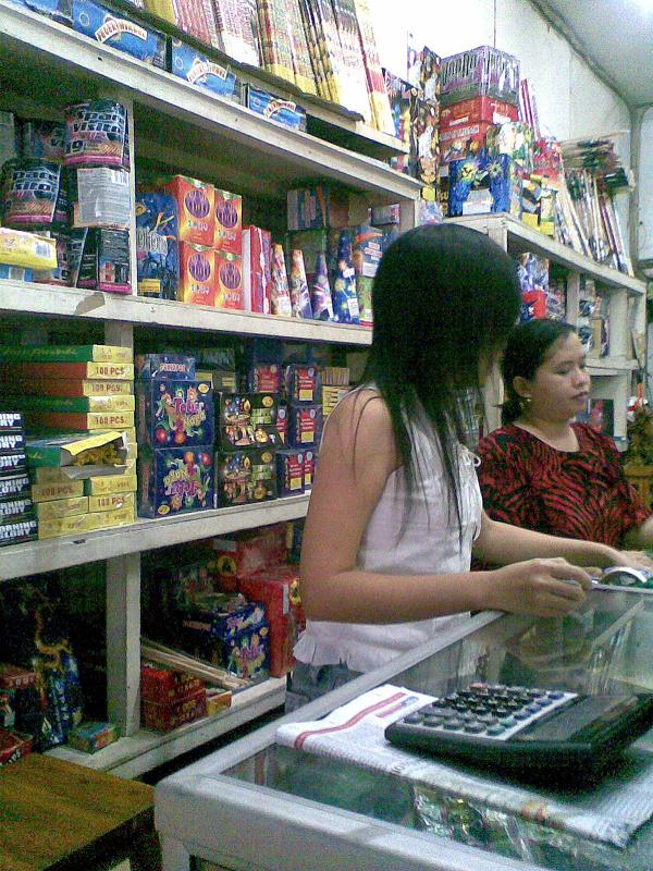 花火を買いに インドネシアの新聞ねた ぶりた いんどねしあ