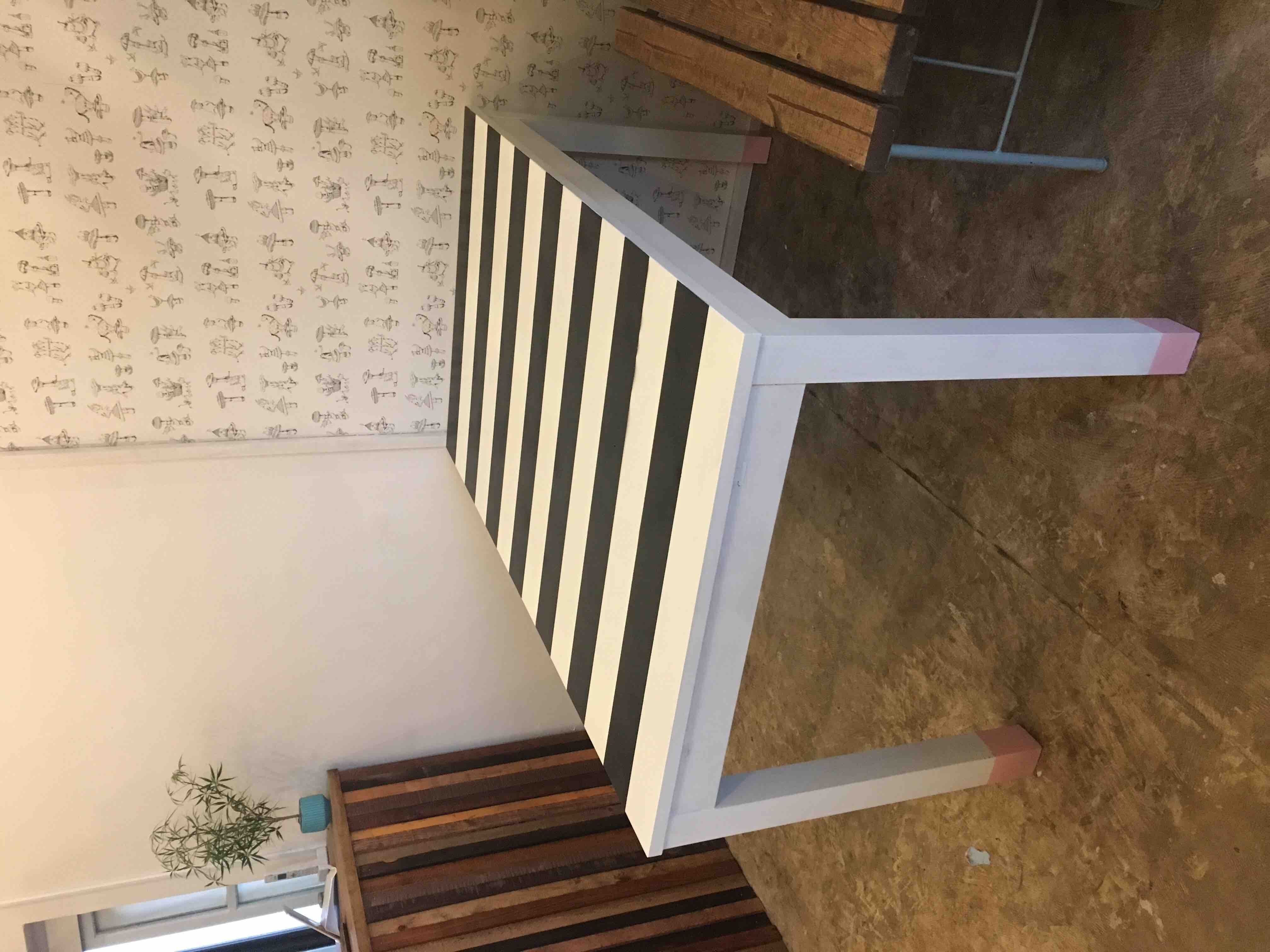 Ikeaのダイニングテーブルをポップにリメイク Diyで作る こどもと過ごすおうち時間