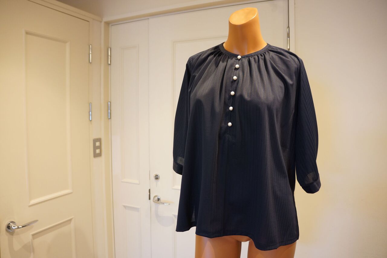 PUPULA（ププラ）パールボタンギャザーブラウス : mode shop sugino 