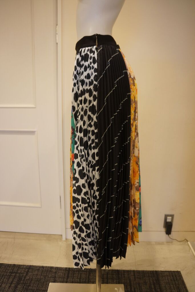 【超特価‼️】MSGM エムエスジーエム バンブー柄フリンジスカート 40 MSGM（エムエスジーエム）の「マルチフラワー プリーツスカート