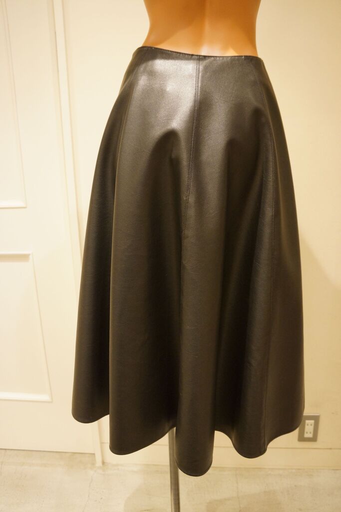 MSGM（エムエスジーエム）フェイクレザーフレアスカート : mode shop  