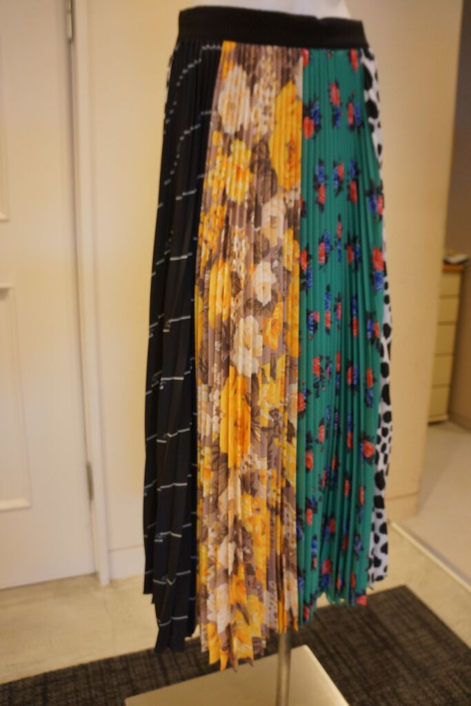 【極美品】MSGM 花柄　ロングスカート　マルチプリント　プリーツ 極美品】MSGM 花柄 ロングスカート マルチプリント プリーツ