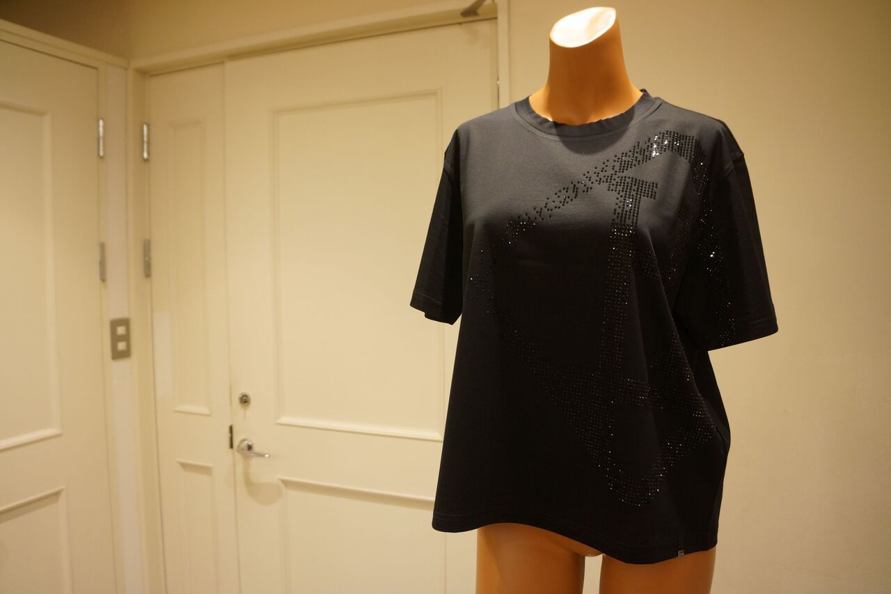 HERNO（ヘルノ）ラインストーンロゴTシャツ : mode shop sugino