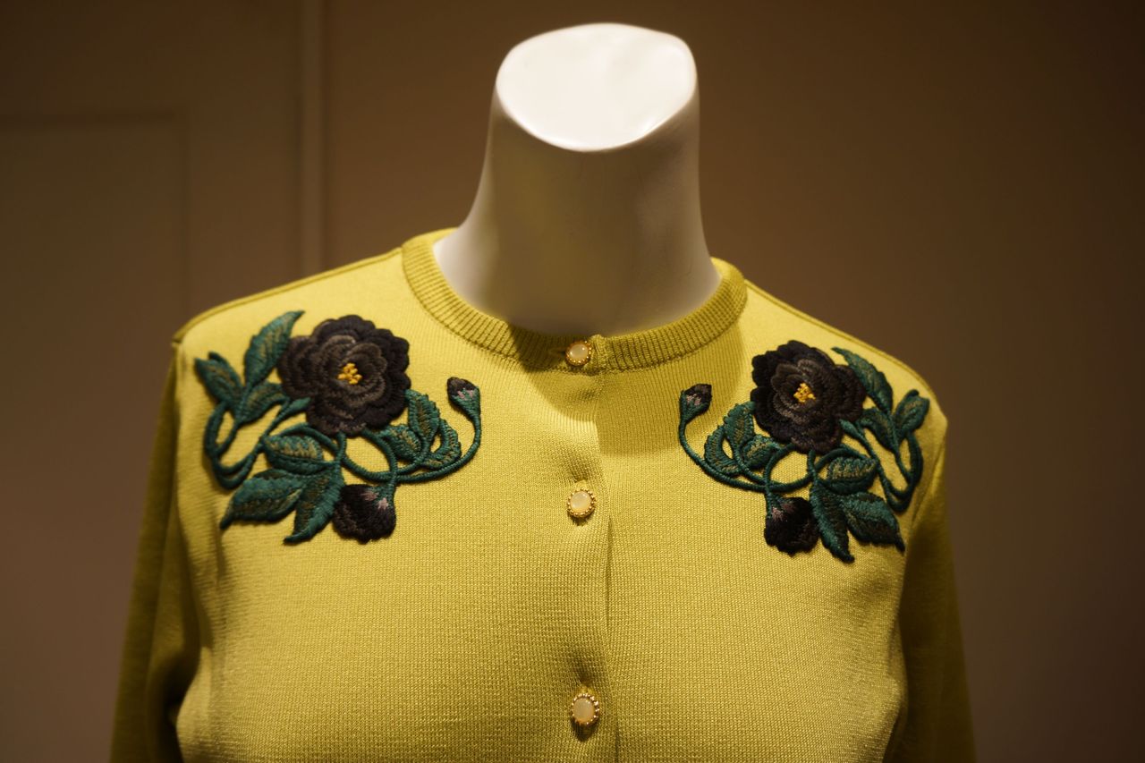 H388*ケイタマルヤマ☆花柄☆刺繍☆ニット☆セーター☆カーディガン☆黄イエロー KEITA MARUYAMA（ケイタマルヤマ）フラワーアップリケ刺繍カーディガン