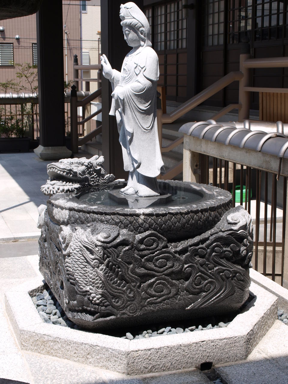 龍の石像｜龍が彫刻された水鉢の製作9 秋月院様設置 : 岡崎市 老舗石屋