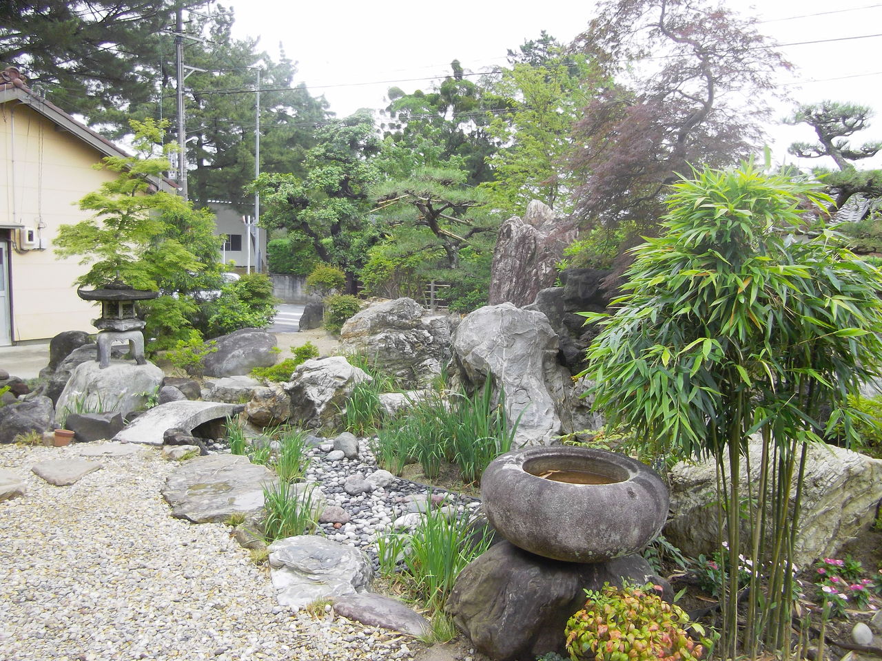 施工事例 活込灯篭とつくばいのある庭 愛知県のお庭 石灯篭 とうろう 庭園造園 神社寺院用石製品 墓石の老舗石屋 杉田石材店