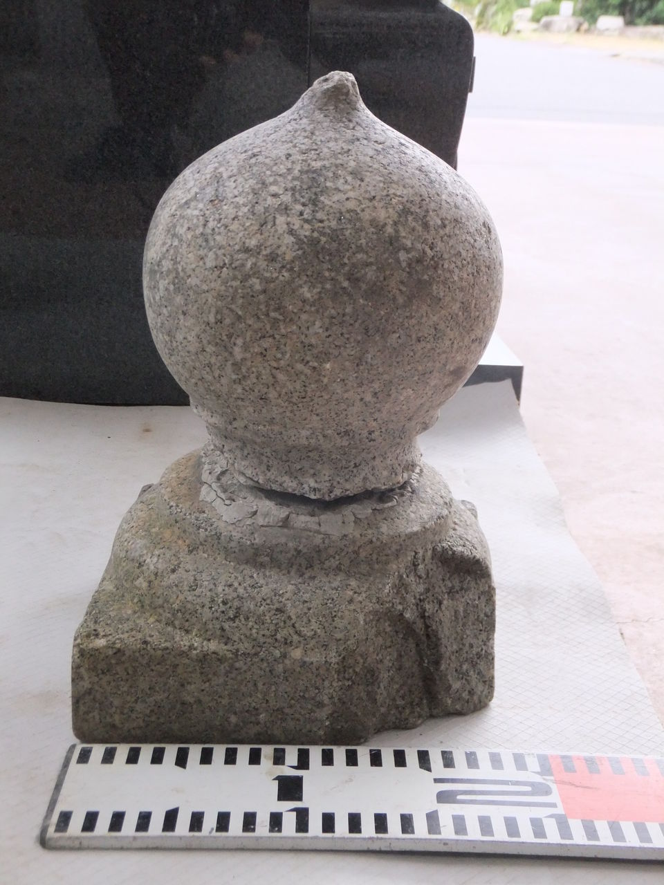 天辺少し欠けあります。 大きい灯籠