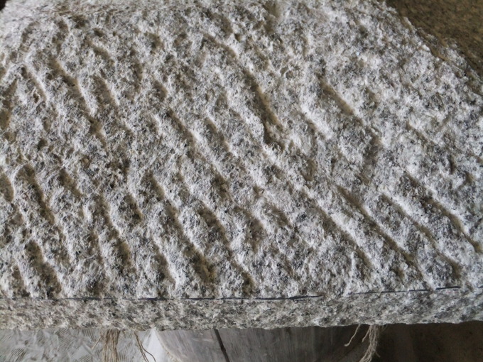 石灯篭線彫り交差するライン
