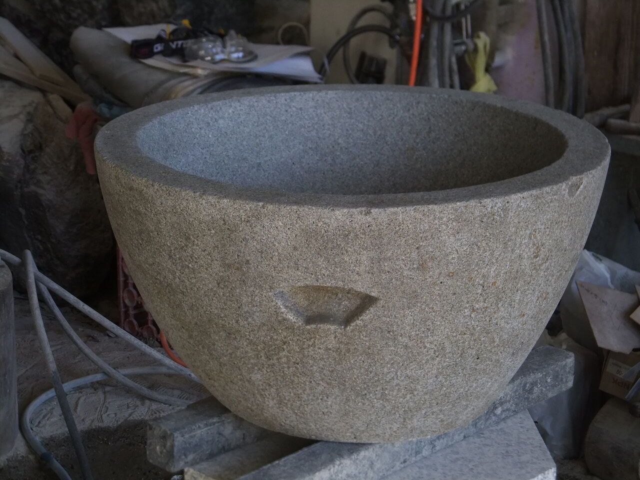 餅臼の内側をきれいに磨く（削り直し）｜石臼の修理 : 岡崎市 老舗石屋