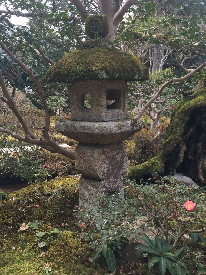 織部灯籠に彫られている人物像とは？ : 岡崎市 老舗石屋㈱杉田石材店の