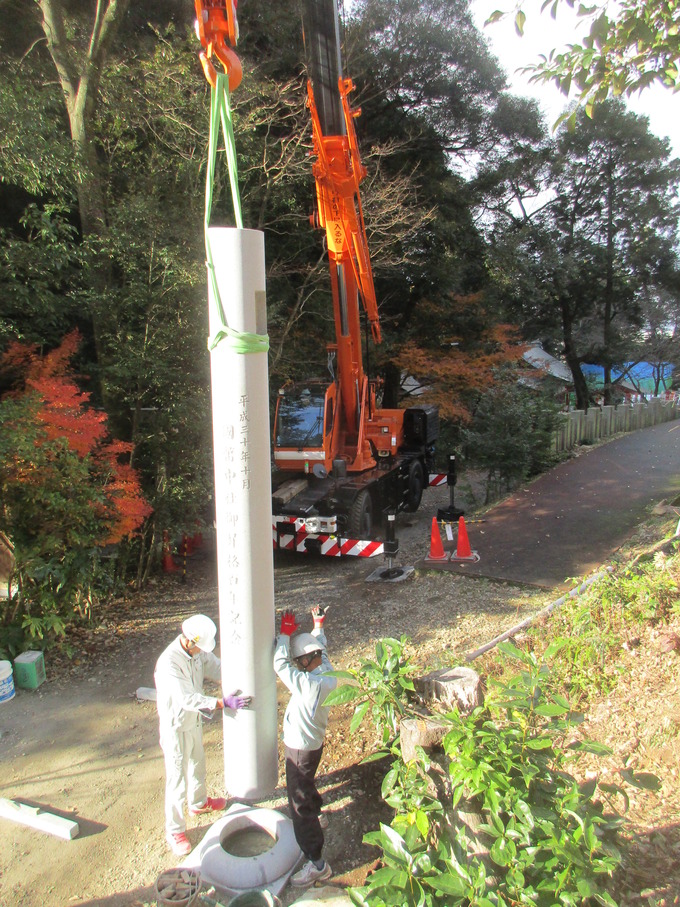 石鳥居の建て方　沓石に柱を建てる