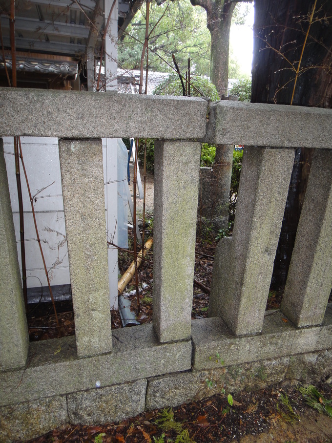 玉垣の傾き直し修理工事