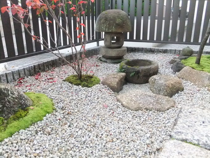 苔と石灯篭のあるお庭　玉なし