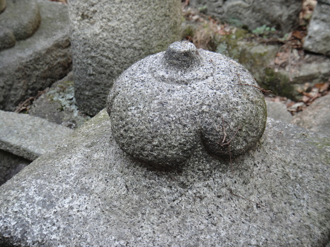 小さい活込灯篭　筑波