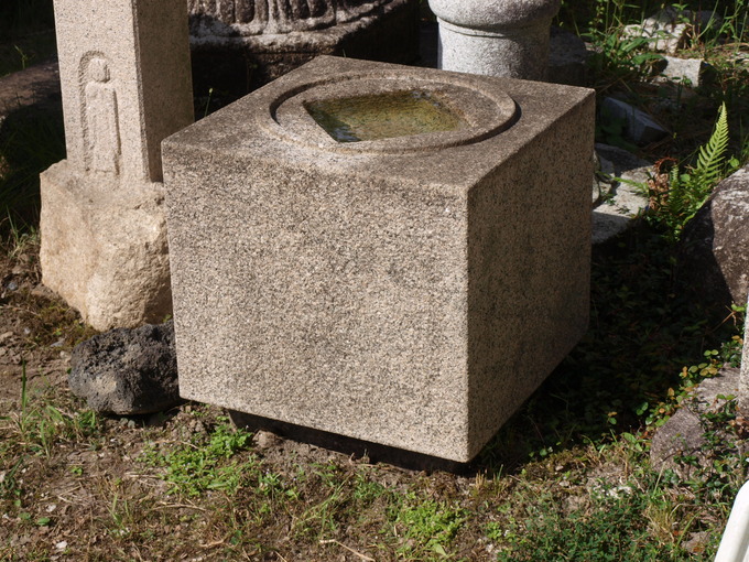 水鉢(つくばい)の水穴と水量