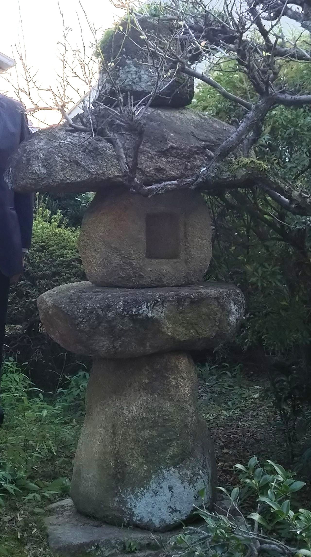 灯籠・引取・大阪】石灯籠 全体高さ約100cm 笠直径80cm強 【公式通販】