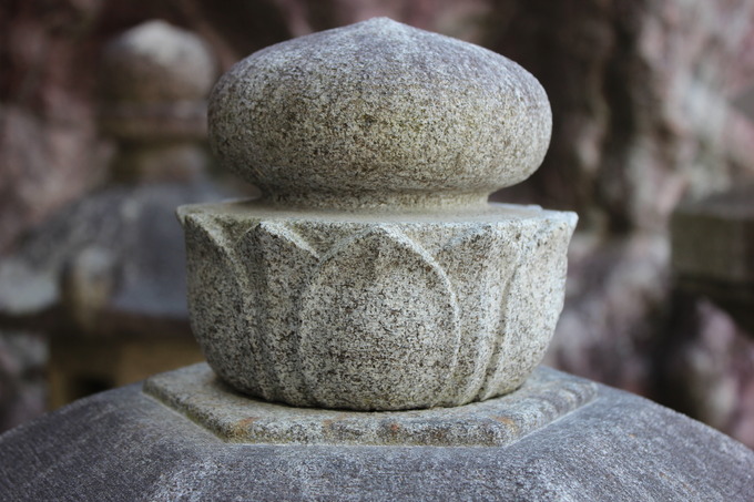 石灯篭の宝珠(道明寺)本鞍馬石ビシャン仕上げ