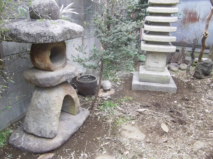本鞍馬石野面灯篭（化け灯篭）設置例
