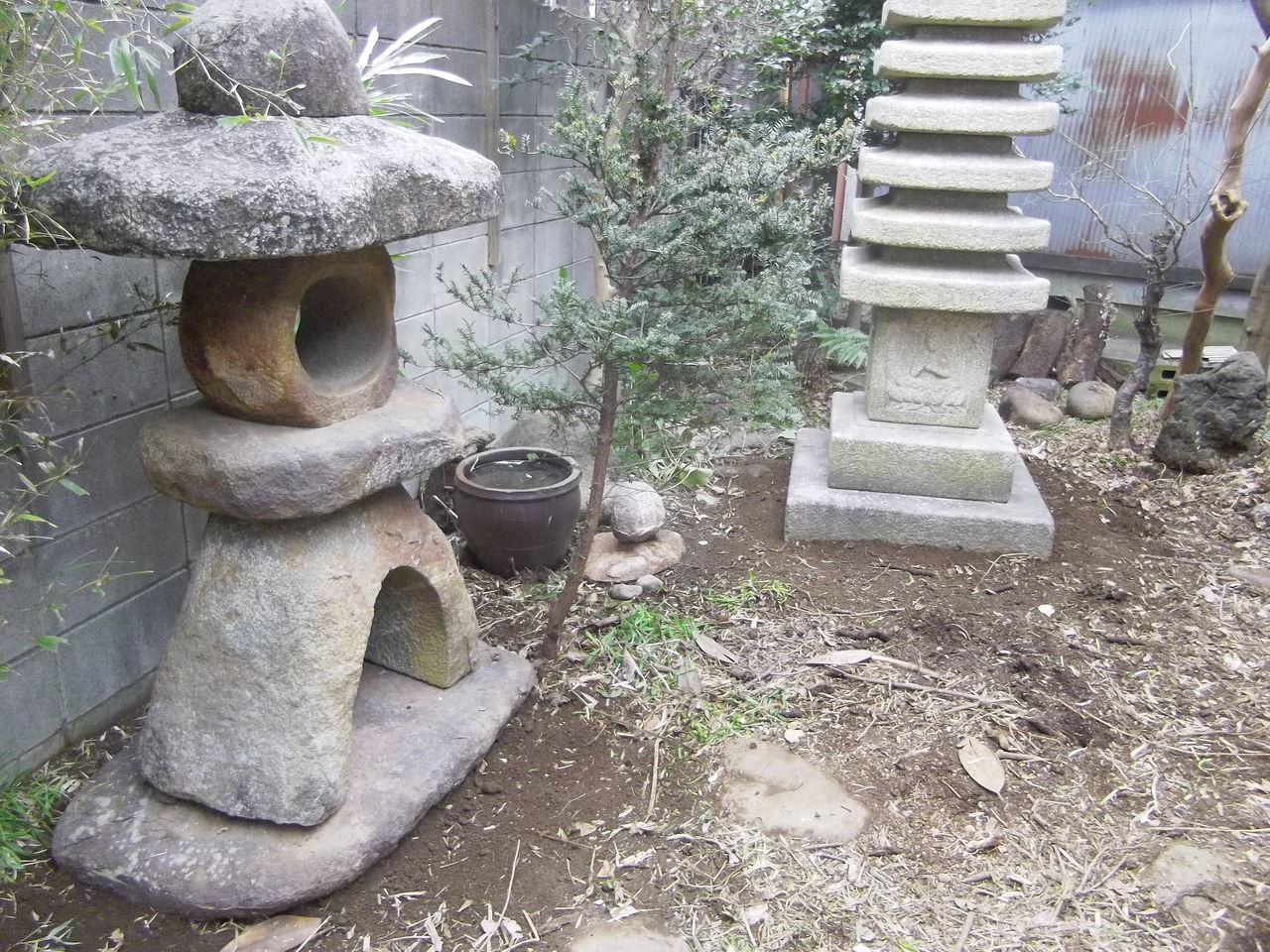 石灯篭(とうろう)庭園造園・神社寺院用石製品 墓石の老舗石屋㈱杉田石材店【施工事例】野面灯篭の設置方法　～東京のお庭～コメント                        sugitasekizai