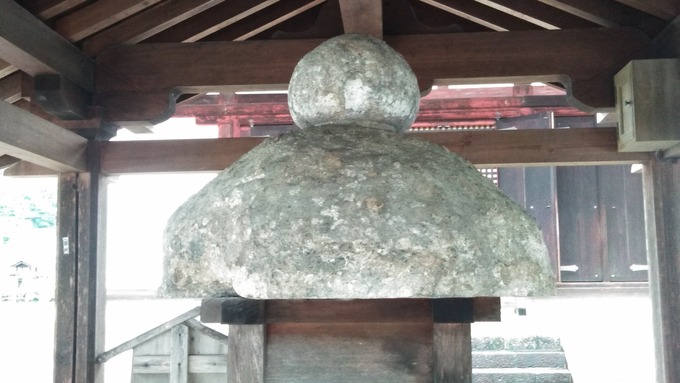 当麻寺石灯篭玉と笠