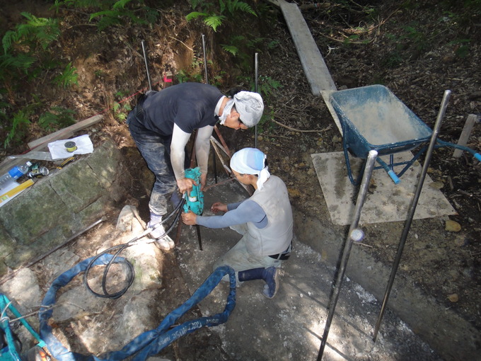石鳥居の設置工事杭打ち機