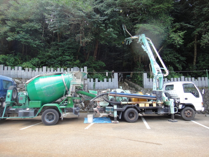 石鳥居の設置工事生コン車とポンプ車