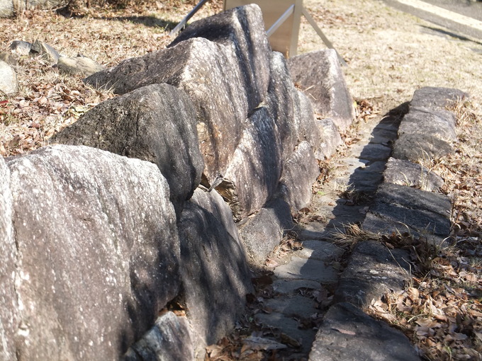 亀山城石垣移設復元内看板|亀山市歴史博物館