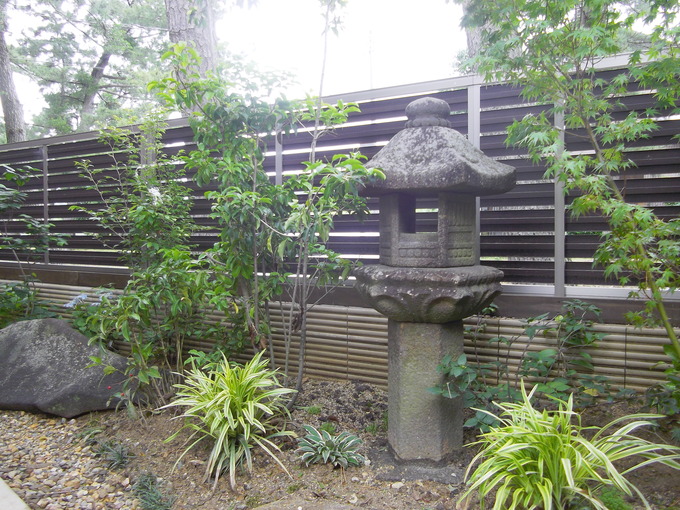 灯篭のある和風庭園　六角朝鮮灯篭設置例