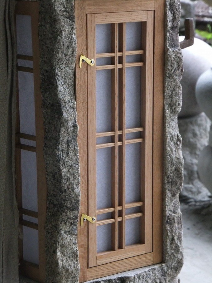 木製格子 道明かりの窓