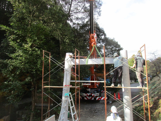 石鳥居の建て方　貫を入れる