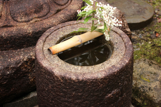 水鉢つくばいの水の量