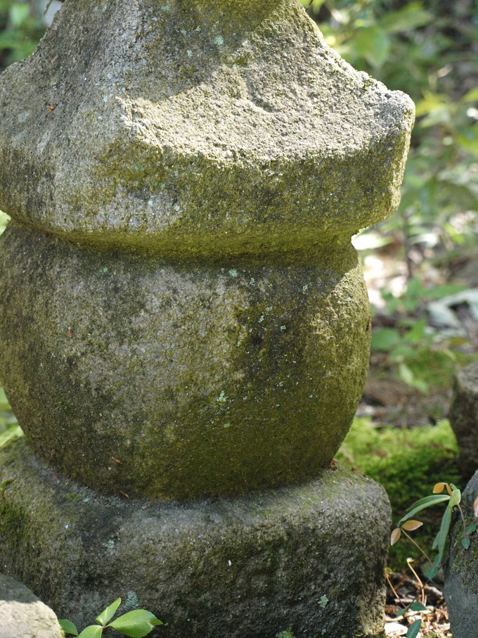 大型石灯篭③ 天然石国産苔付き茶道縁起石の燈籠（とうろう）