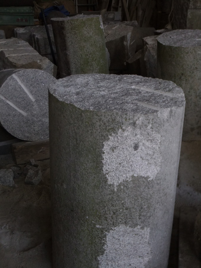 石鳥居の処分割作業 (3)