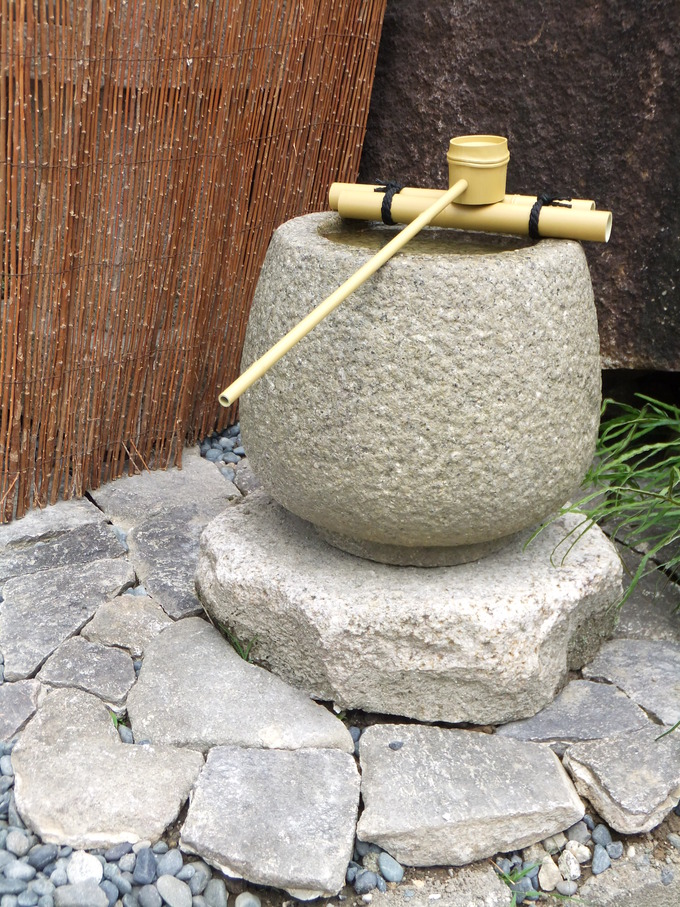 坪庭石のつくばい水鉢　設置例
