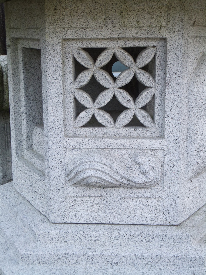 春日灯篭　火袋の彫刻　格子
