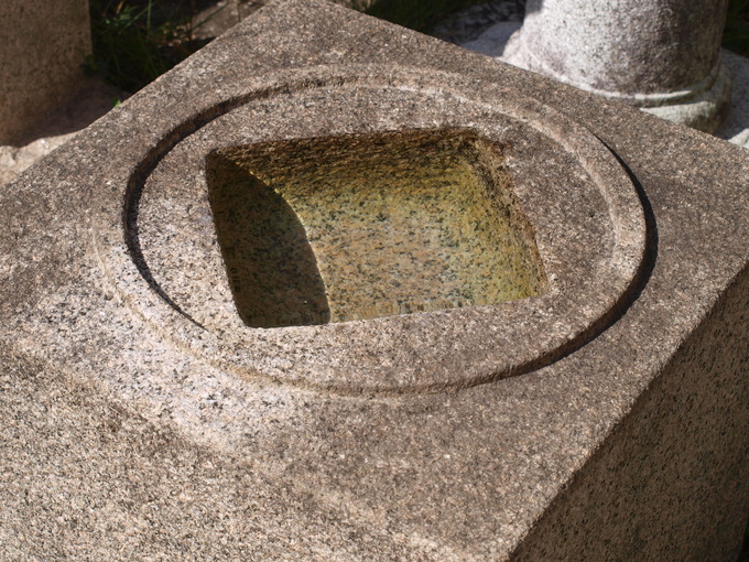 水鉢(つくばい)の水穴と水量