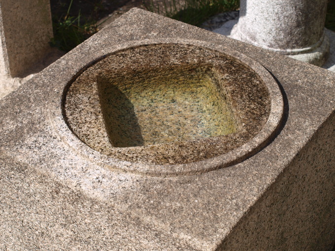 水鉢(つくばい)の水穴と水量