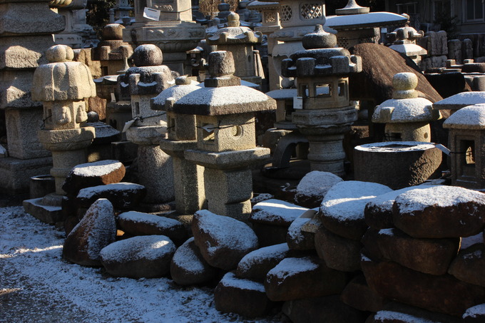 石灯篭と雪景色stone lantern store